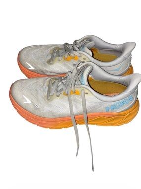 Hoka One One Arahi 6 running shoes in a light gray and orange Sz 7.5